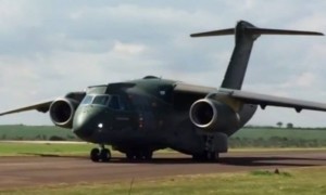 Imagens mostram manobras ineditas em solo do primeiro aviao de transporte militar fabricado no Brasil, O KC-390 - (Reprodução / Agência O Globo)