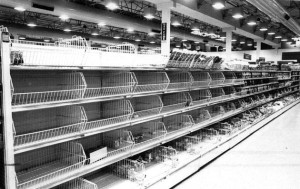 Prateleiras vazias em supermercado da capital paulista. (Foto: Joveci) 