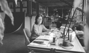 Tomie Ohtake em sua casa-ateliê de São Paulo, em 1983 - (Foto Silvio Correa)