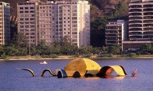 Polêmica flutuante. A escultura “Estrela do mar”, de Tomie Ohtake, no tempo em que estava instalada na Lagoa Rodrigo de Freitas: removida para reforma, a obra desapareceu - (Fonte: William de Moura/16-02-1989 / O Globo)
