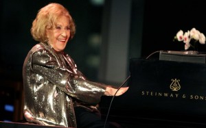 Marian McPartland durante comemoração de seu aniversário de 90 anos em Nova York (19/03/2008) - (Foto: AP)