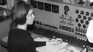  Delia Derbyshire, a compositora que ajudou a criar o tema de abertura original de Doctor Who