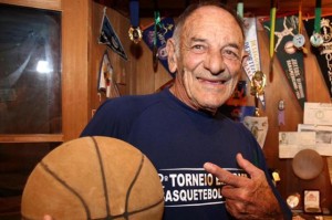 Ex-jogador fez sucesso na seleção brasileira na década de 1950.  (Foto: Divulgação / CBB)