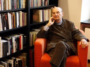 O escritor Slawomir Mrozekm em foto de setembro de 2010, na Polônia (Foto: AFP PHOTO/PAP/Grzegorz Jakubowski)