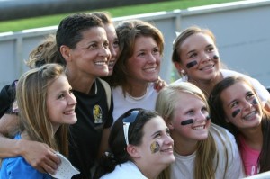 Sissi entre alunas nos Estados Unidos (Reprodução/Facebook)