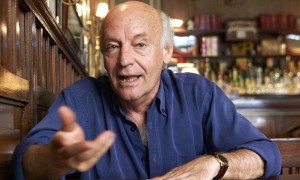 Galeano no Café Brasileiro, em Montevidéu, em 2002 - (Foto: Andres Stapff / Reuters)