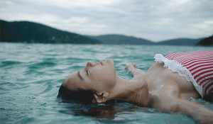 Laura Neiva em À Deriva