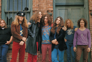 Bob Burns, ao centro, com camiseta com 'X', fazia parte da formação original