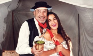 Claudio como o personagem Analista de Bagé ao lado de Melissa Mell; peça e ator entraram para o guinesses em 1998 - (Foto: Divulgação) 