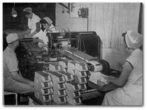 Empregados trabalham na linha de produção da fábrica de doces Sönksen/ (Foto: Reprodução)