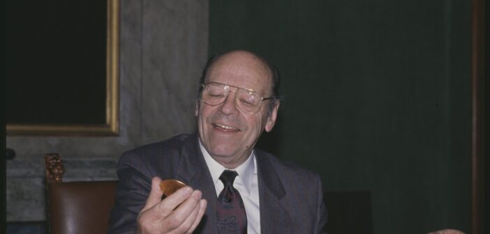O laureado de física Wolfgang Paul examinando sua medalha do Prêmio Nobel durante sua visita à Fundação Nobel em dezembro de 1989. (Foto do arquivo Lars Åström)