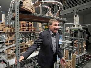 O artista norte-americano Chris Burden em frente à obra 'Metropolis II' no Los Angeles County Museum of Art, em 2011 (Foto: AP Photo/Jae C. Hong, File)