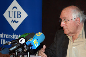 O diretor de cinema Vicente Aranda presente em seu filme La mirada del otro al cicle Cinema d'Autor a l'Augusta, de la UIB