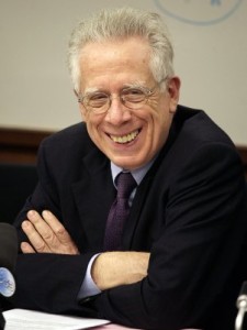 O ex-ministro italiano da economia Tommaso Padoa Schioppa em entrevista após reunião dos ministros de Finanças do G7, em Washington, em 2008 (Foto: Reuters)