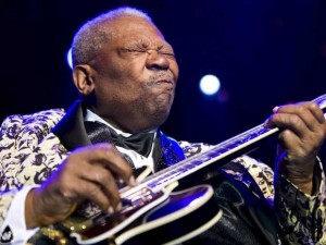 B.B. King tinha verdadeira paixão por seus instrumentos. (Foto: Valentin Flauraud / Reuters)