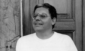 O jornalista, escritor e compositor Fernando Brant, em 1990 - Agência O Globo