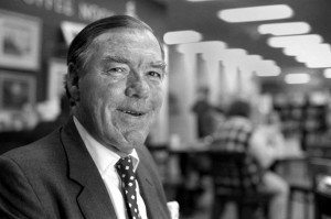 John Keegan appeared at the Pentagon Book Store em 4 de junho de 1996. (LARRY MORRIS/THE WASHINGTON POST)