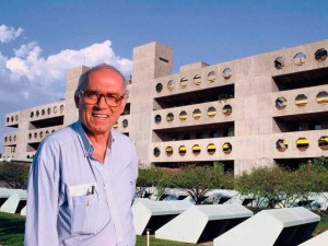 Arquiteto Lelé em frente ao prédio do Sarah em Brasília, o primeiro do país (Foto: Arquivo/Rede Sarah)