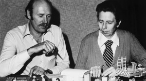 Horst Brandstätter e Hans Beck com o primeiro Playmobil-Figuren - (Foto: geobra Brandstätter)