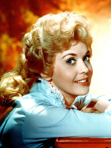 Donna Douglas como Elly May Clampett