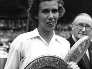 Doris Hart e uma das taças em Wimbledon-1951 (Foto: Getty)