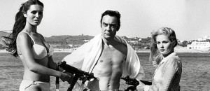 Richard Johnson no filme "Some Girls Do", de 1969 - (Foto: Reprodução)