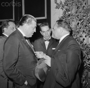 Jacques Gelman conversando com Cantinflas e Edward G Robinson
