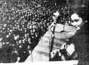 Violeta Parra durante ato político da revista El Siglo