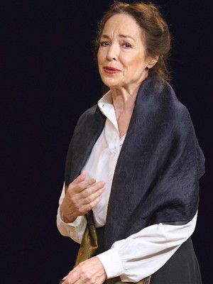 Em foto de 2003, Natasha Parry durante peça no Theatre des Bouffes du Nord, em Paris (Foto: AFP PHOTO/MARTIN BUREAU)