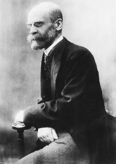 Émile Durkheim (1858-1917), ministrou o primeiro curso de sociologia
