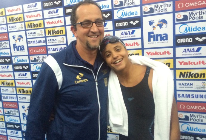 Etiene Medeiros e seu técnico Fernando Vanzella comemoram o resultado (Foto: GloboEsporte.com)