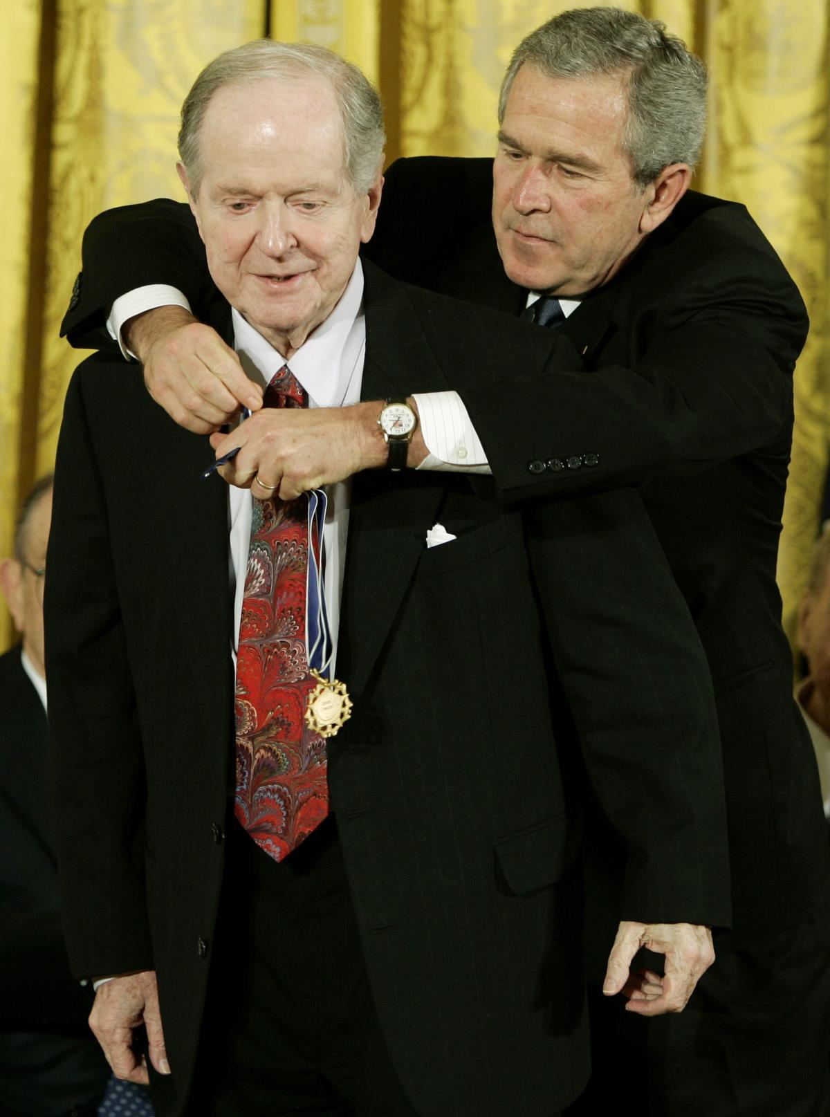 George W. Bush a condecorar Robert Conquest em 2005 (Foto: JASON REED / REUTERS)