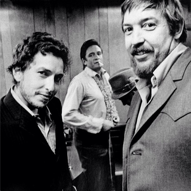 Produtor Bob Johnston (rechts) e Bob Dylan en op de achtergrond Johnny Cash.