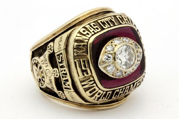 Anel de campeão do Super Bowl de lendário técnico dos Chiefs (Crédito: divulgação/Worthridge Auctions)