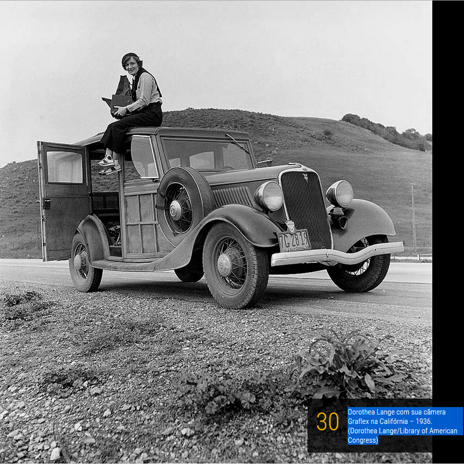 Dorothea Lange com sua câmera Graflex na Califórnia – 1936. (Dorothea Lange/Library of American Congress)