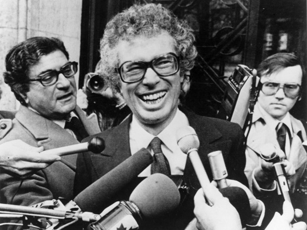 Ken Taylor em foto de 31 de janeiro de 1980, durante uma entrevista em frente à Embaixada Canadense em Paris (Foto: AP Photo/File)