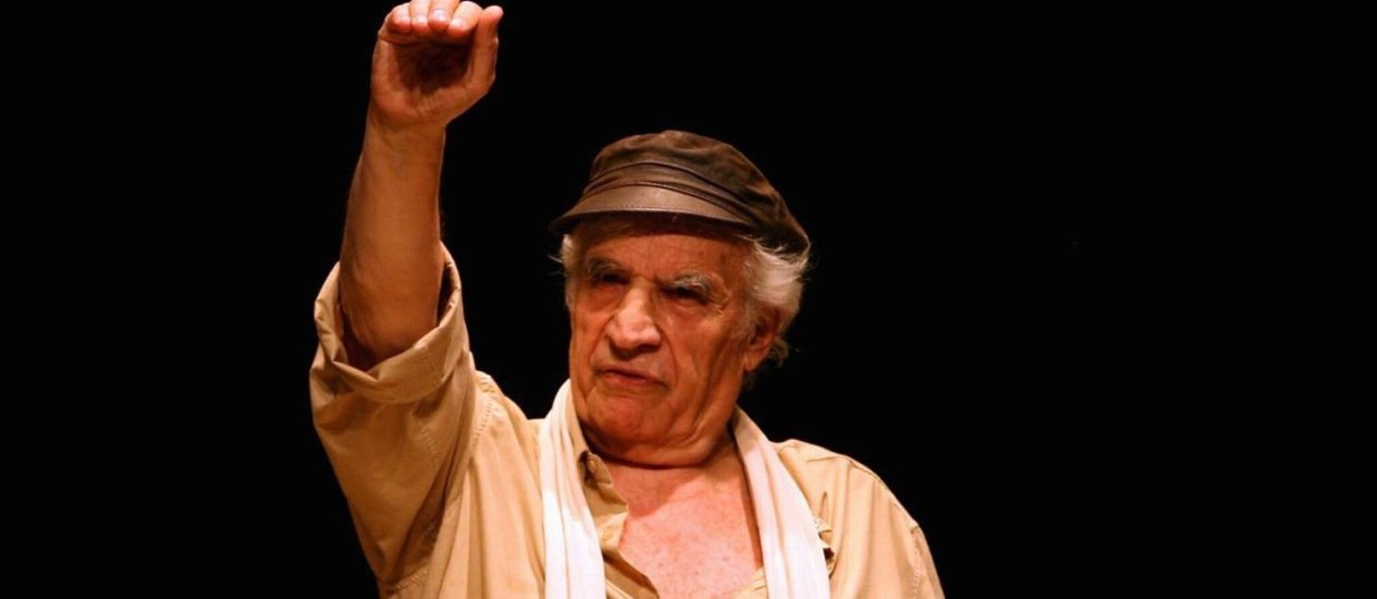 Cena da peça “Variaciones Meyerhold“ com atuação do também autor da peça, Eduardo Pavlovsky - (Foto: Mônica Imbuzeiro)