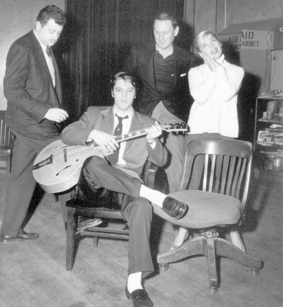 Hal Kanter, Elvis Presley e os atores Wendell Corey e Lizabeth Scott, no set de A Mulher que Eu Amo