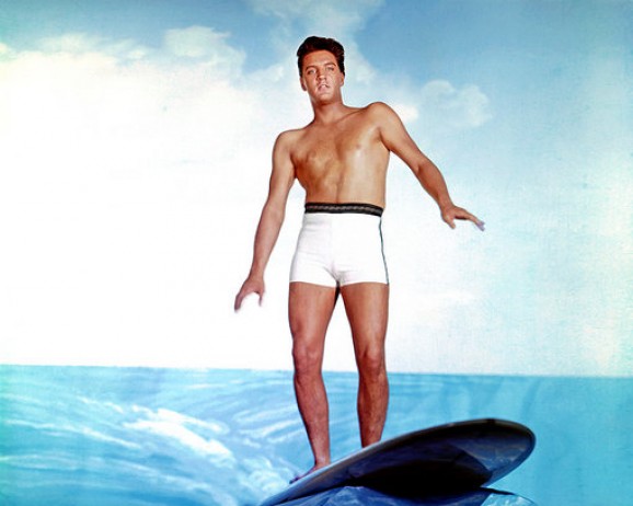 Elvis Presley, em cena de Feitiço Havaiano