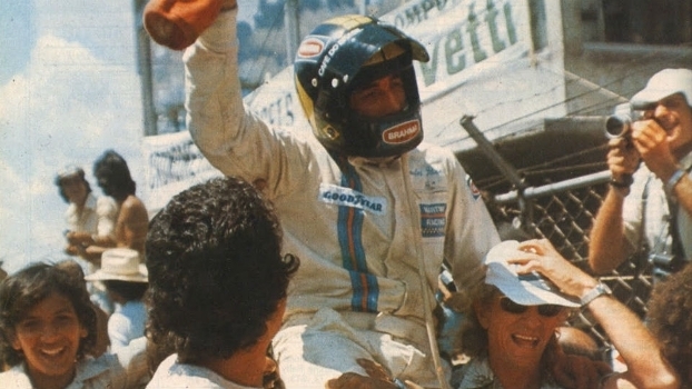 'Moco' é carregado após sua vitória no GP do Brasil de 1975 (Foto: REPRODUÇÃO - AUTOSPRINT)