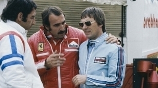 Pace, Regazzoni e Ecclestone em Spa 1975 (Foto: GETTY)