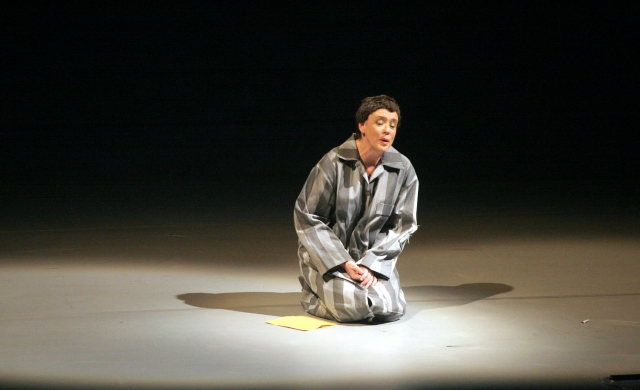 A soprano Martha Herr como Olga Benário na ópera “Olga”