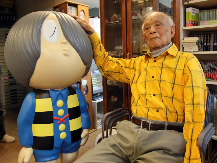 O artista japonês Shigeru Mizuki ao lado de seu personagem 'Kitaro'(Yoshikazu Tsuno/Getty Images)