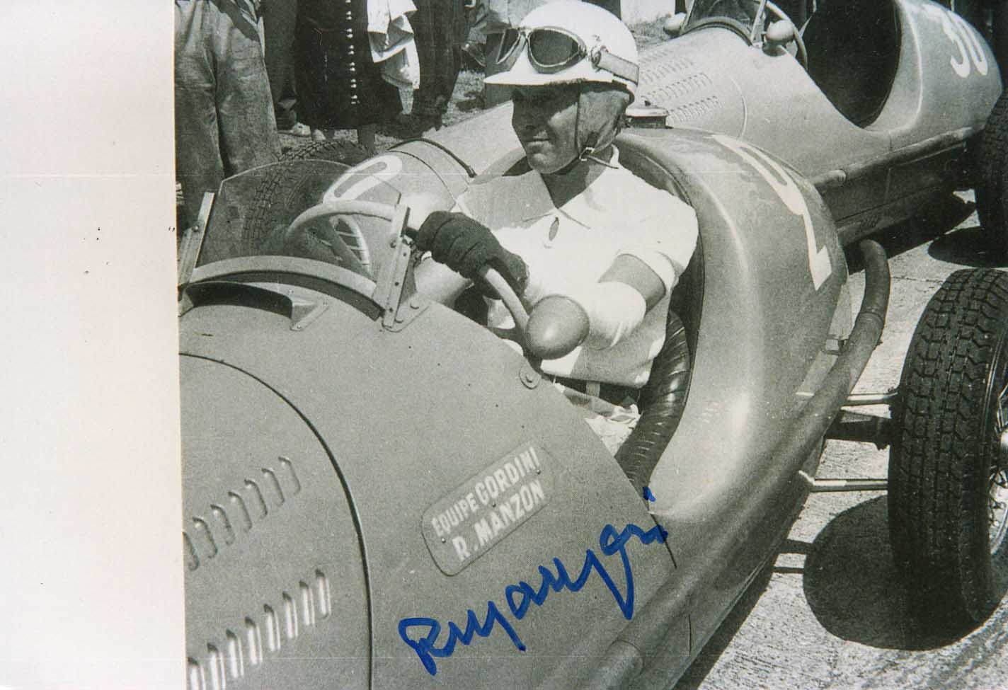 Fotografia assinada (reprodução), mostra Robert Manzon em um cockpit