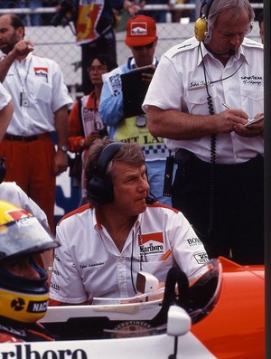 Tyler em foto ao lado de Ayrton Senna durante um GP da Fórmula 1 (Foto: Divulgação/McLaren)