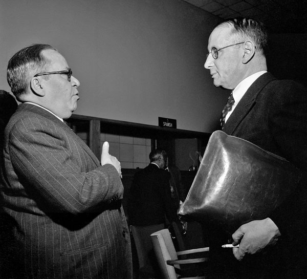 Raphael Lemkin (à direita) com o embaixador do Brasil Gilberto Amado (à esquerda), antes de uma sessão plenária da Assembleia Geral