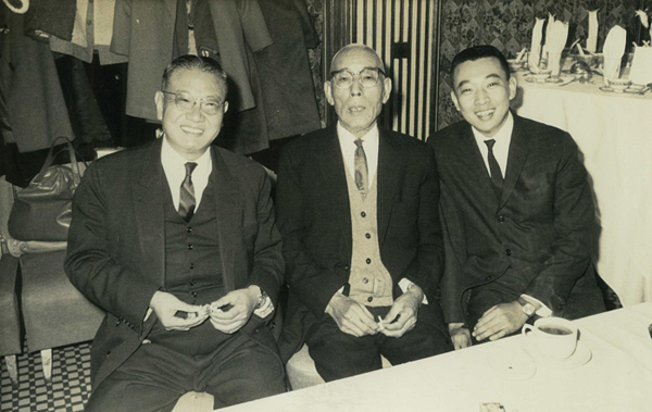 (da esquerda para a direita) C.Y. Tung, C.S. Koo e C.H.E.N. Tung (Foto: www6.cityu.edu.hk/Reprodução)