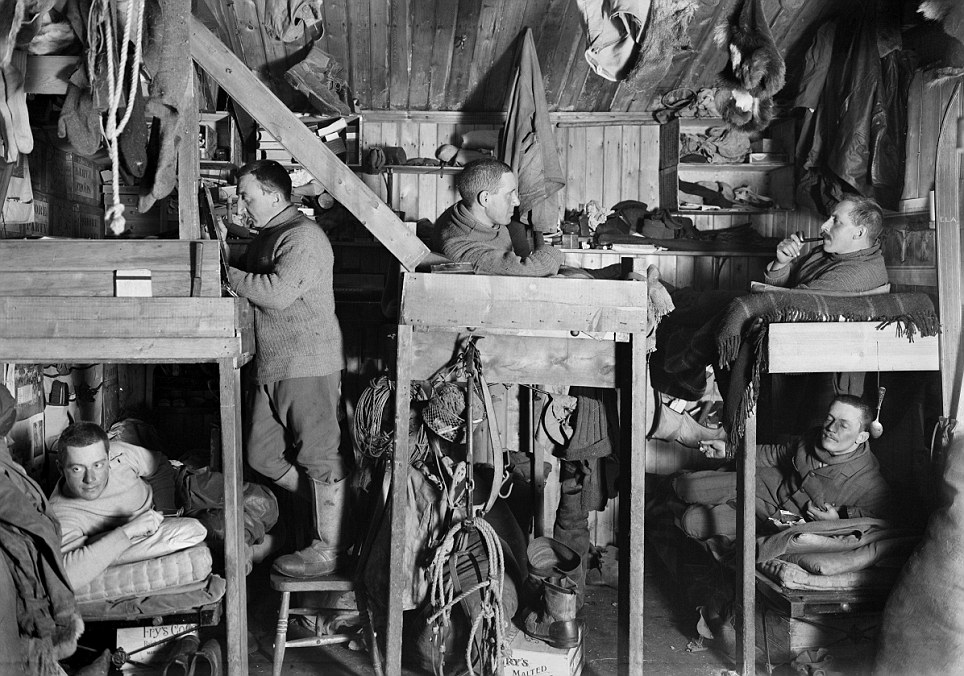O tempo de inatividade: Equipe Terra Nova beliches para baixo na cabana na dependência de Ross durante a expedição polar em 1911. O mais jovem membro do Apsley Cherry-Garrard, é visto mais à esquerda (Foto: Herbert Ponting/Reprodução)