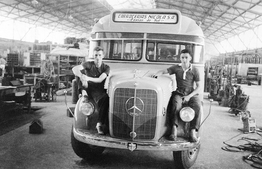 Funcionários no interior da Fábrica de Carrocerias Nicola S/A no bairro Planalto, em 1957. Foto: acervo documental Marcopolo, divulgação