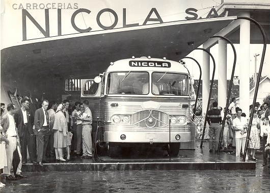 Primeira exposição de ônibus da empresa Carrocerias Nicola na Festa da Uva, em 1958. Foto: acervo documental Marcopolo, divulgação